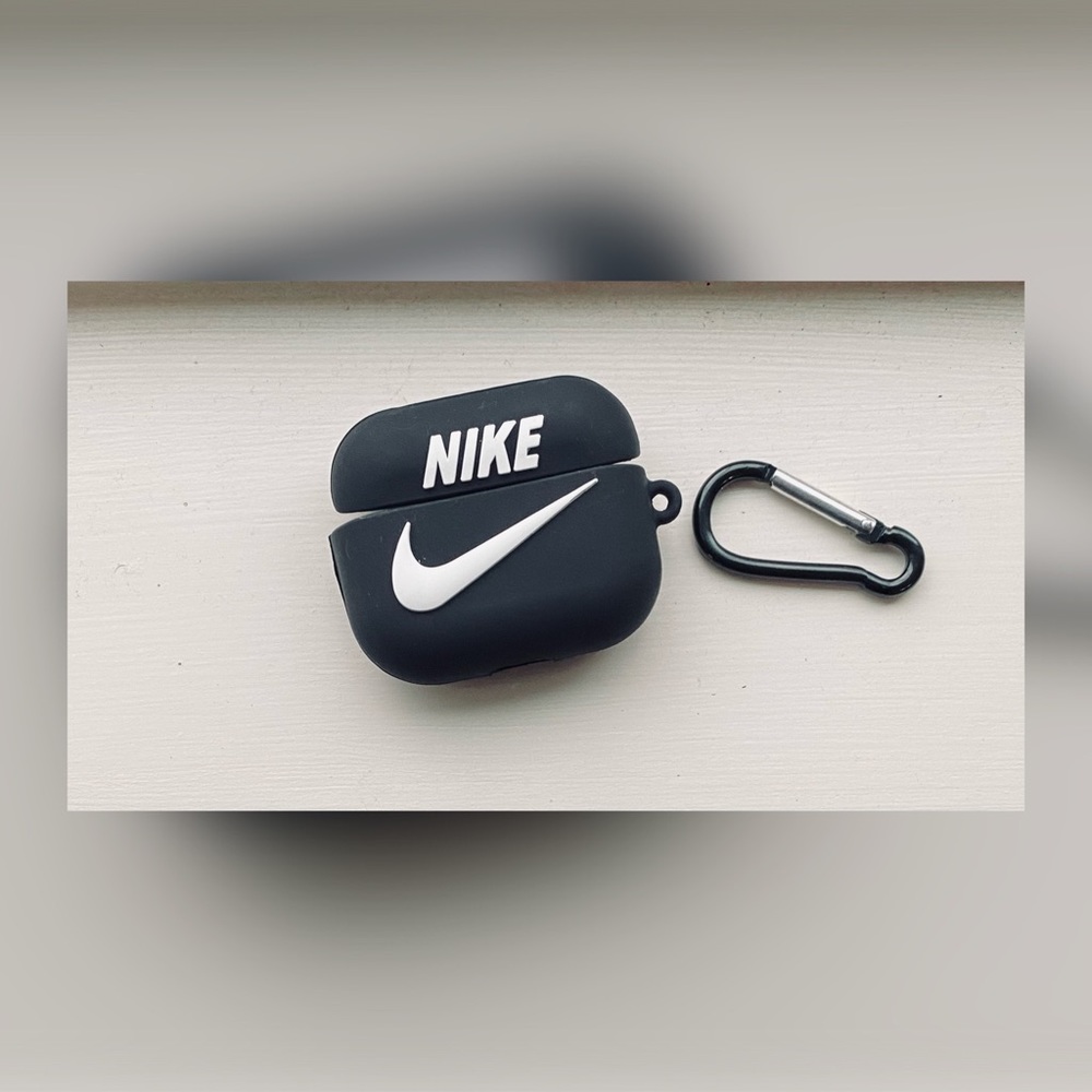 AIRPOD PRO SILICONE PROTECTIVE CASE W/KEYRING